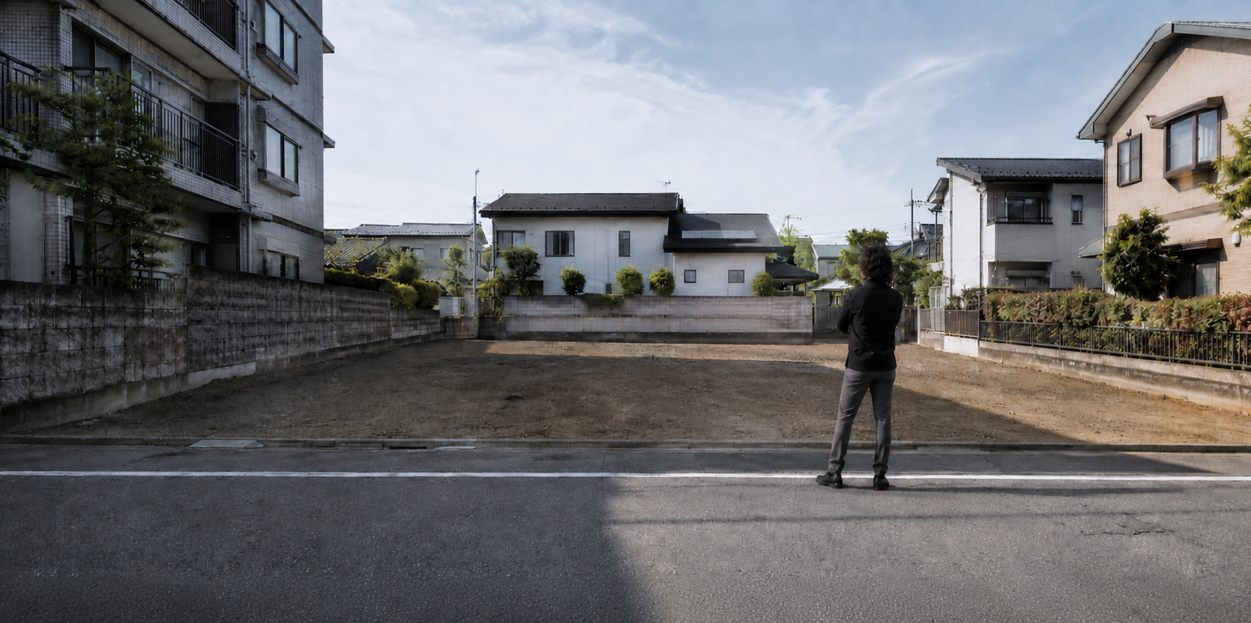 建築予定地に立つ清和